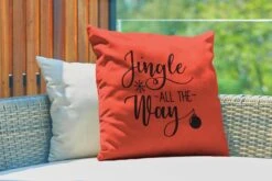 Coussins D'extérieur - Jardin - Citation De Noël Jingle Tout Le Chemin Sur Fond Rouge - 60x60 Cm -Jingle Bells Boutique 1200x800 864