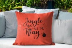 Coussins D'extérieur - Jardin - Citation De Noël Jingle Tout Le Chemin Sur Fond Rouge - 60x60 Cm -Jingle Bells Boutique 1200x800 865