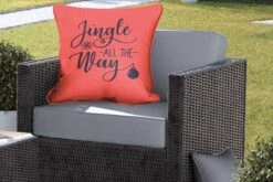 Coussins D'extérieur - Jardin - Citation De Noël Jingle Tout Le Chemin Sur Fond Rouge - 60x60 Cm -Jingle Bells Boutique 1200x800 866