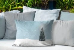 Coussins D'extérieur - Jardin - Un Sapin De Noël Dans Un Paysage Enneigé Et Un Ciel Bleu - 60x40 Cm -Jingle Bells Boutique 1200x800 895