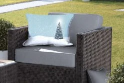 Coussins D'extérieur - Jardin - Un Sapin De Noël Dans Un Paysage Enneigé Et Un Ciel Bleu - 60x40 Cm -Jingle Bells Boutique 1200x800 896