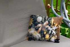 Coussins D'extérieur - Jardin - Gros Plan Sur Des Décorations De Sapin De Noël - 50x30 Cm -Jingle Bells Boutique 1200x800 910