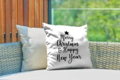 Coussins D' Extérieur - Jardin - Citation De Noël Joyeux Noël Et Happy Année Sur Un Fond Blanc - 40x40 Cm 9 Coussins D' Extérieur - Jardin - Citation De Noël Joyeux Noël Et Happy Année Sur Un Fond Blanc - 40x40 Cm -Jingle Bells Boutique 1200x800 915