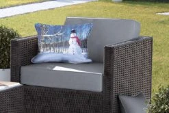 Coussins D'extérieur - Jardin - Une Poupée Enneigée à Anchorage En Alaska à Noël - 50x30 Cm -Jingle Bells Boutique 1200x800 921