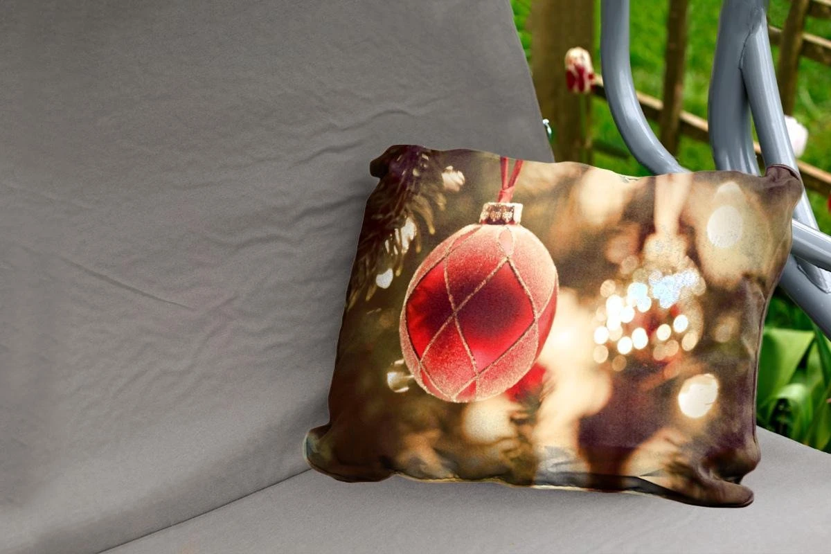 Coussins D'extérieur - Jardin - Gros Plan De Décorations De Noël Près D'un Sapin - 60x40 Cm 4 Coussins D'extérieur - Jardin - Gros Plan De Décorations De Noël Près D'un Sapin - 60x40 Cm – Image 2