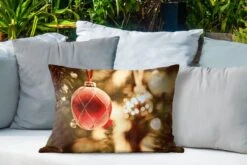 Coussins D'extérieur - Jardin - Gros Plan De Décorations De Noël Près D'un Sapin - 60x40 Cm 10 Coussins D'extérieur - Jardin - Gros Plan De Décorations De Noël Près D'un Sapin - 60x40 Cm -Jingle Bells Boutique 1200x800 924