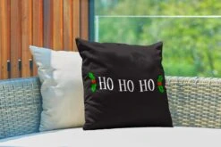 Coussins D'extérieur - Jardin - Citation De Noël Ho Ho Ho Sur Fond Noir - 45x45 Cm -Jingle Bells Boutique 1200x800 931