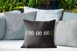 Coussins D'extérieur - Jardin - Citation De Noël Ho Ho Ho Sur Fond Noir - 45x45 Cm -Jingle Bells Boutique 1200x800 932