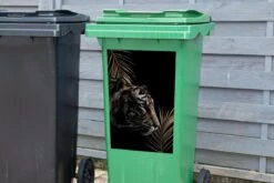 Sticker Conteneur TigreIllustrations De Noël - Côté D'un Tigre Sur Un Fond Noir Avec Des Branches -Jingle Bells Boutique 1200x800 936