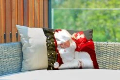 Coussins D'extérieur - Jardin - Un Portrait Du Père Noël Portant Un Sac Rouge Sur Son épaule - 50x30 Cm -Jingle Bells Boutique 1200x800 948