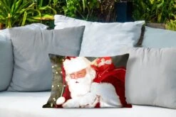 Coussins D'extérieur - Jardin - Un Portrait Du Père Noël Portant Un Sac Rouge Sur Son épaule - 50x30 Cm -Jingle Bells Boutique 1200x800 949