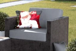 Coussins D'extérieur - Jardin - Un Portrait Du Père Noël Portant Un Sac Rouge Sur Son épaule - 50x30 Cm -Jingle Bells Boutique 1200x800 950