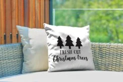 Coussins D'extérieur - Jardin - Citation Sapins De Noël Fraîchement Coupés Sur Fond Blanc - 40x40 Cm -Jingle Bells Boutique 1200x800 975
