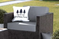 Coussins D'extérieur - Jardin - Citation Sapins De Noël Fraîchement Coupés Sur Fond Blanc - 40x40 Cm -Jingle Bells Boutique 1200x800 977