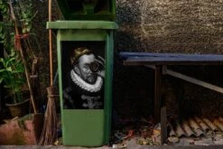 Autocollant De Conteneur Vieux MaîtresIllustrations De Noël - Guillaume D' Oranje Par Old Master Adriaen Thomasz Avec Une Lens Dorée -Jingle Bells Boutique 1200x800 982