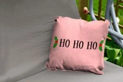 Coussins D'extérieur - Jardin - Citation De Noël Ho Ho Ho Sur Fond Rose - 45x45 Cm -Jingle Bells Boutique 1200x800 983