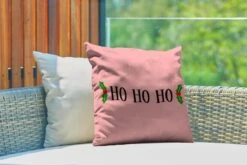 Coussins D'extérieur - Jardin - Citation De Noël Ho Ho Ho Sur Fond Rose - 45x45 Cm -Jingle Bells Boutique 1200x800 984