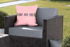 Coussins D'extérieur - Jardin - Citation De Noël Ho Ho Ho Sur Fond Rose - 45x45 Cm -Jingle Bells Boutique 1200x800 986
