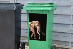 Sticker Conteneur ÉléphantIllustrations De Noël - Éléphant Aux Longues Dents De Serpent Sur Fond Noir -Jingle Bells Boutique 1200x800 993