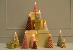 Bougie Sapin De Noël Rustik Lys - Marron Coffee - 6,3 X12 Cm - 13 Heures De Combustion -Jingle Bells Boutique 1200x830 1