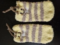 Chaussettes De Noël Jaunes Pour Bébé Avec Un Joli Visage D'animal Emballées Dans Un Emballage Super Mignon Que Vous Pouvez Accrocher Dans Le Sapin De Noël. -Jingle Bells Boutique 1200x900