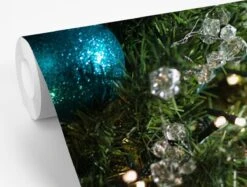 Papier Peint Papier Peint Photo En Vinyle - Gros Plan D'un Sapin De Noël Avec Des Boules Bleues Et Blanches Largeur 350 Cm X Hauteur 260 Cm - Tirage Photo Sur Papier Peint (disponible En 7 Tailles) -Jingle Bells Boutique 1200x908 3