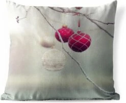 Coussins D'extérieur - Jardin - Un Gros Plan De Boules De Noël Colorées Lors D'une Journée Glaciale - 50x50 Cm