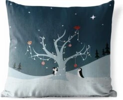 Coussins D'extérieur - Jardin - Illustration De Deux Pingouins Décorant Un Sapin De Noël - 45x45 Cm