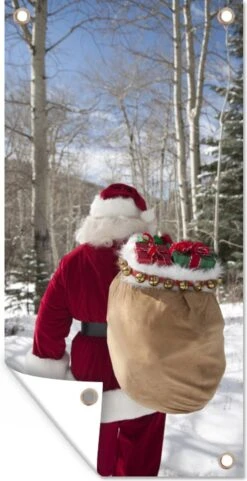 Affiche De Clôture Le Père Noël Se Promène Dans Une Forêt Avec Un Sac Plein De Cadeaux De Noël - 100x200 Cm - Toile De Jardin