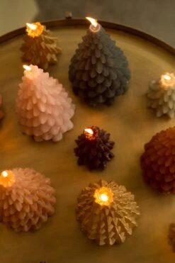 Bougie Sapin De Noël Rustik Lys - Rouille - 6,3 X 12 Cm - 13 Heures De Combustion 13 Bougie Sapin De Noël Rustik Lys - Rouille - 6,3 X 12 Cm - 13 Heures De Combustion -Jingle Bells Boutique 800x1200 12