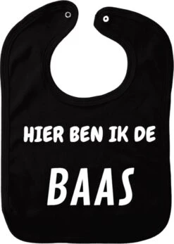 Bavoir Here I Am The Boss - Zwart - Cadeau Maternité - Cadeau Baby Shower - Noël - Gender Reveal - Sinterklaas - Enceinte - Naissance - Bavoir Avec Bouton Poussoir