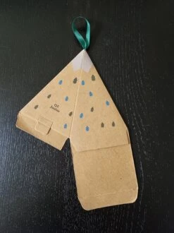 Chaussettes De Noël Pour Bébé En Noir Et Blanc Avec Un Joli Visage D'animal Emballées Dans Un Emballage Super Mignon Que Vous Pouvez Accrocher Dans Le Sapin De Noël. -Jingle Bells Boutique 899x1200 1