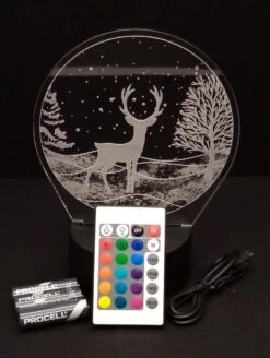 Veilleuse 'Renne Dans La Neige' - Décoration De Noël - Lampe LED - Illusion 3D - 7 Couleurs Et 4 Effets 7 Veilleuse 'Renne Dans La Neige' - Décoration De Noël - Lampe LED - Illusion 3D - 7 Couleurs Et 4 Effets -Jingle Bells Boutique 904x1200 1