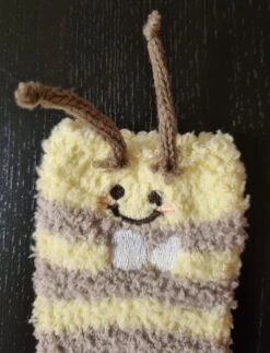 Chaussettes De Noël Jaunes Pour Bébé Avec Un Joli Visage D'animal Emballées Dans Un Emballage Super Mignon Que Vous Pouvez Accrocher Dans Le Sapin De Noël. -Jingle Bells Boutique 919x1200 2