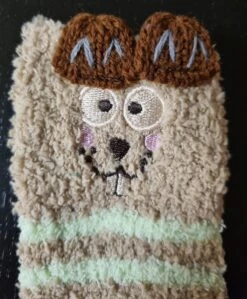 Chaussettes De Noël Pour Bébé Marron Avec Un Joli Visage D'animal Emballées Dans Un Emballage Super Sympa Que Vous Pouvez Accrocher Dans Le Sapin De Noël. -Jingle Bells Boutique 990x1200